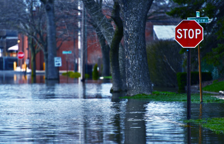 Una calle en un pequeño distrito de negocios completamente inundada por agua