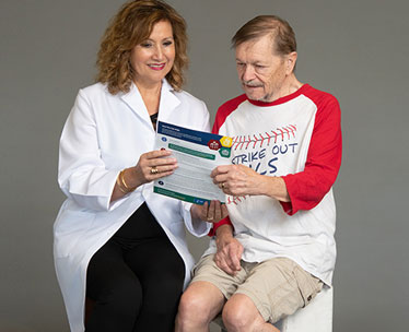 Paciente con esclerosis lateral amiotrófica (ELA) consultando con su médico.