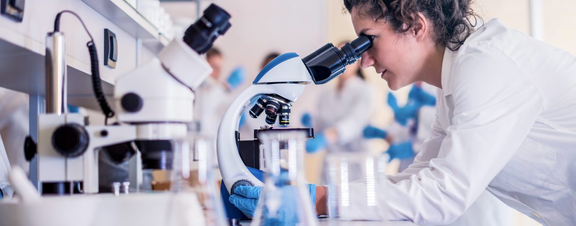 Científicos en un laboratorio trabajando en investigación Científicos en un laboratorio trabajando en investigación