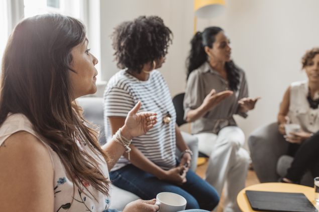 Mujeres colegas en una reunión de negocios